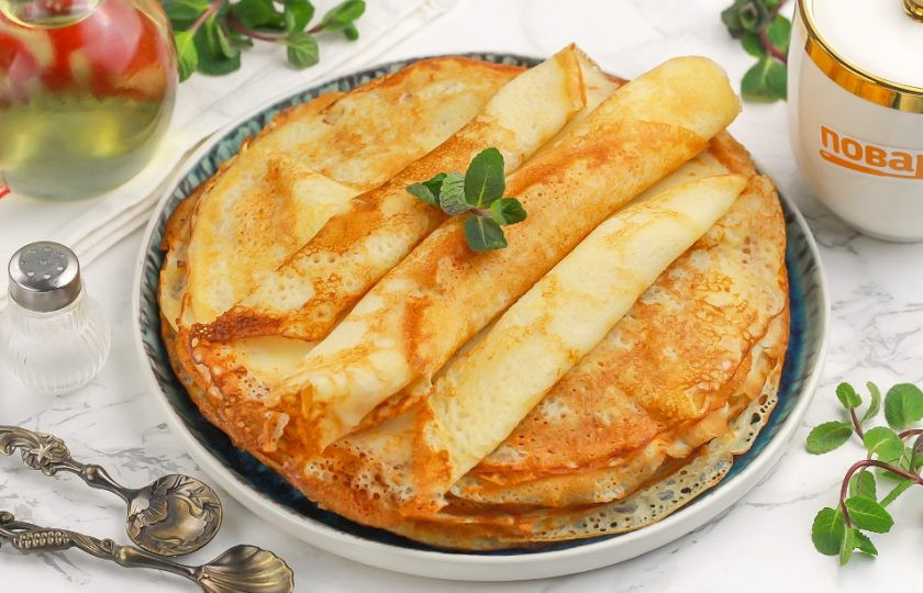 1. Этап. Обычные блины на молоке: Подайте их с вареньем, джемом, сиропом, сметаной и т.д., пригласив к столу своих родных. Приятного вам аппетита!