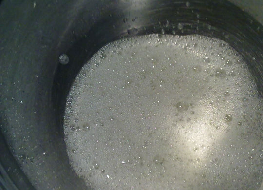 1. Этап. Имбирное печенье на Рождество: Пока займитесь глазурью. Взбейте до пены белки с лимонным соком.