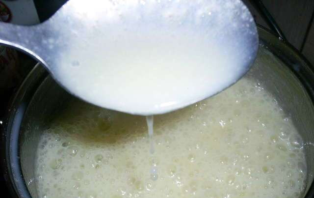 1. Этап. Сгущенка за 15 минут: 4. Не удивляйтесь, что по консистенции оно получается редким: после застывания сгущенка приобретет должную густоту. Снимаем с огня и переливаем в баночку (лучше стеклянную).