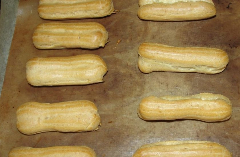 1. Этап. Тесто на эклеры: 7. Запекаются заготовки достаточно быстро. Следите за поверхностью - как только она станет румяниться, то эклеры можно вытаскивать. Дайте им остыть, после чего начиняйте кремом или ириской.