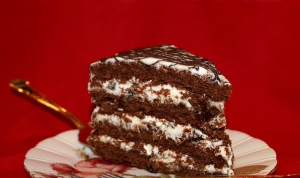 1. Этап. Рождественский торт с черносливом: 14. Поливаю торт шоколадным топпингом и ставлю его в холодильник на 6-10 часов для пропитки, после этого разрезаю на части и подаю к столу.