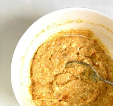 1. Этап. Тыквенные вафли с сыром фета: Постепенно подсыпая муку с разрыхлителем, размешать тесто. В зависимости от консистенции может понадобиться меньше муки, поэтому не стоит добавлять всю муку сразу. Оно получается консистенции густой сметаны.