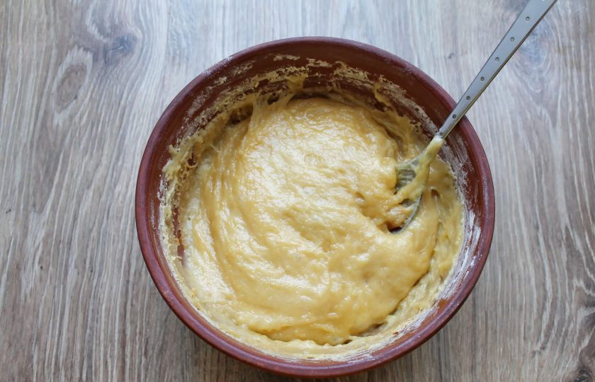 1. Этап. Польский медовик: Поставьте миску на водяную баню, и держите крем при медленном кипении, иногда перемешивая, в течение одного часа. Тесто должно стать более однородным и гладким.