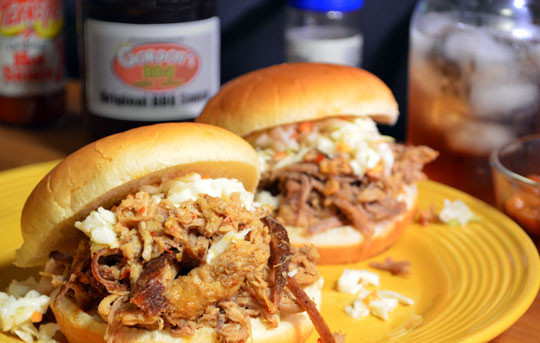 1. Этап. Запеченное мясо в духовке: Можно подать мясо в виде бутербродов с соусами.