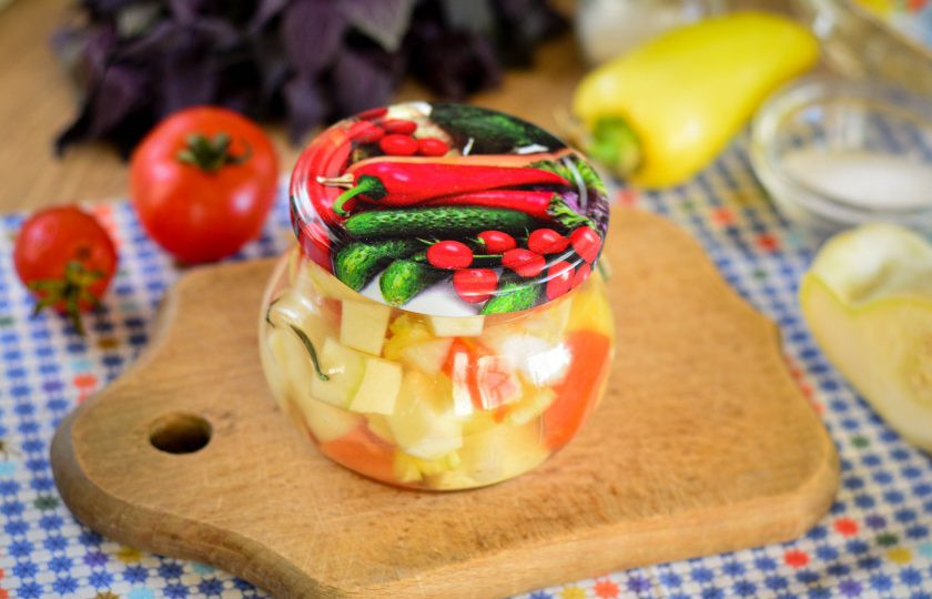 1. Этап. Салат из патиссонов на зиму: Салат закатайте крышками и остудите под одеялом. Выход - 2 банки по 350 г. Приятного аппетита!