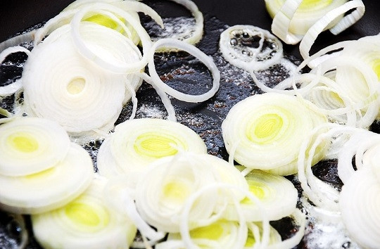 1. Этап. Овощной суп без картошки: 2. На сковороде с небольшим количеством масла можно немного обжарить лук-порей (до мягкости).