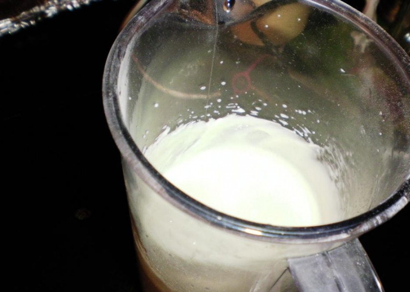 1. Этап. Торт Сметанник классический рецепт: Пока корж выпекается, приготовьте крем. Для этого взбейте сметану с сахарной пудрой и ванилью.