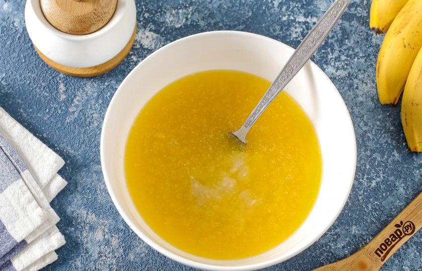 1. Этап. Банановые маффины на кефире: Добавьте растопленное, чуть охлаждённое, сливочное масло.