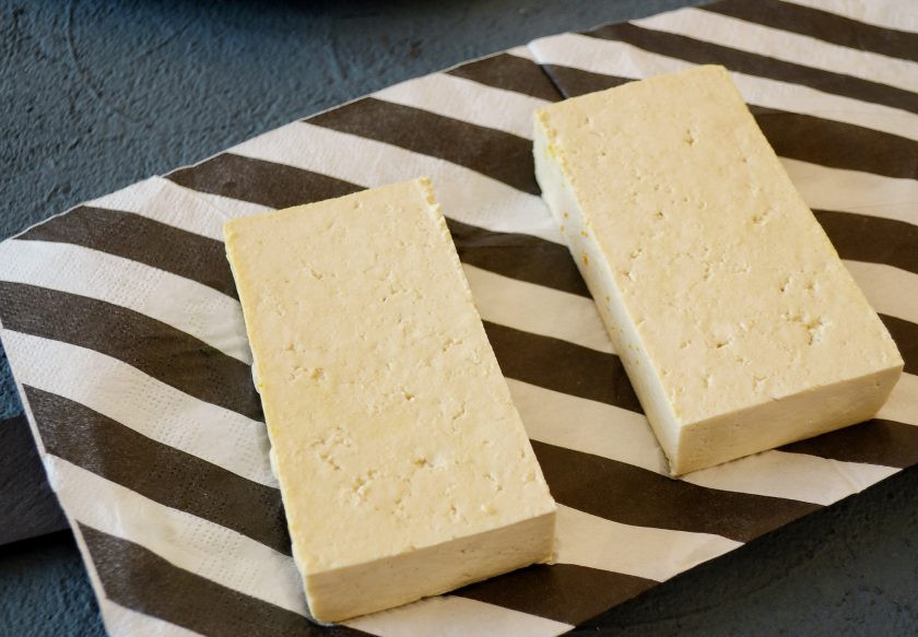 1. Этап. Пасха без творога: Тофу отожмите от лишней влаги с помощью бумажных салфеток.