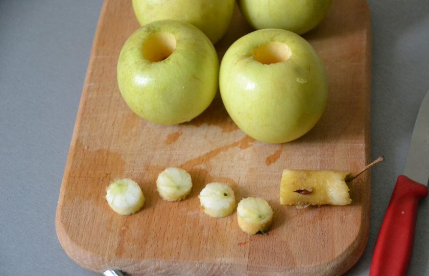 1. Этап. Яблоки в платочках: Отрежьте от удаленных сердцевинок по кусочку, толщиной примерно 1 см.