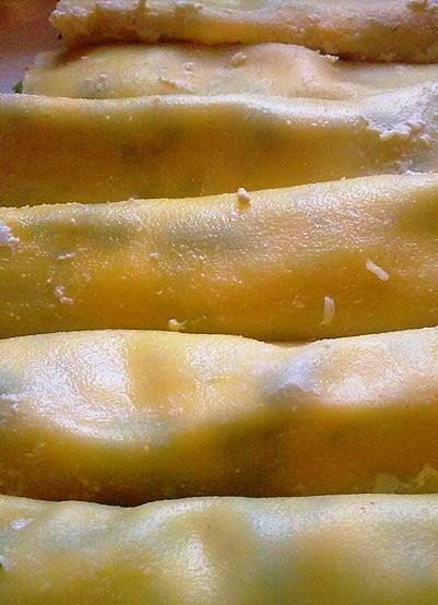 1. Этап. Каннелони со шпинатом: Отваренные каннелони достаем из воды и при помощи чайной ложки ОЧЕНЬ АККУРАТНО начиняем нашей начинкой. Постарайтесь это сделать как можно более аккуратно, не повредив и не сломав каннелони. Штука хрупкая :)