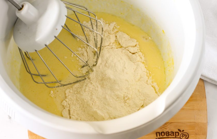 1. Этап. Кето-вафли: Всыпьте муку и замесите тугое тесто. Оно должно быть похоже на тянущуюся карамель. Если тесто будет более жидким, то вылезет из вафельницы!