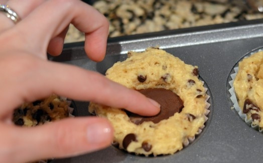 1. Этап. Кексы с шоколадом внутри: 2. Формочки для кексов заполните примерно наполовину тестом. В центр выложите замороженный кусочек 