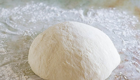 1. Этап. Тесто для пиццы с сухими дрожжами: 7. Теперь растягивайте тесто из стороны в сторону, каждый раз возвращая его в единый ком.