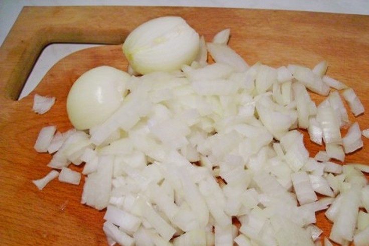 1. Этап. Жиросжигающий суп из сельдерея: И лук. В кипящую воду бросьте лук и морковь.