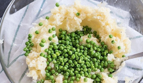 1. Этап. Картофельный пирог с зеленым горошком: 3. Добавьте отваренный зеленый горошек.