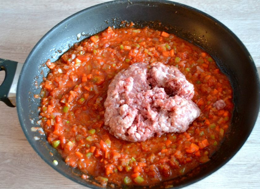 1. Этап. Тальятелле болоньезе: Добавьте в сковороду мясной фарш, накройте крышкой, протушите до готовности.