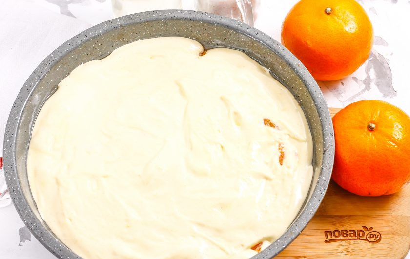 1. Этап. Бисквит с мандаринами: Смажьте форму для выпечки растительным или сливочным маслом. Выложите в нее бисквитное тесто и поместите форму в духовку на 20 минут, следя за поверхностью выпечки.