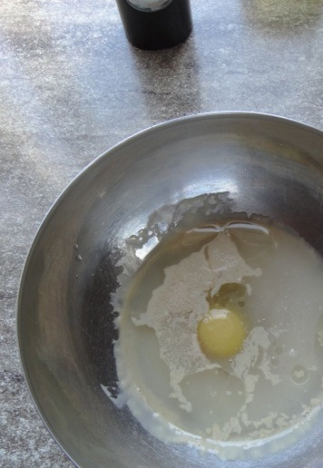 1. Этап. Хот-дог-гриль с картофелем пай: В теплой воде развести дрожжи и сахар. Добавить яйцо и масло. Перемешать. Добавить соль и постепенно ввести муку. Замесить мягкое тесто.