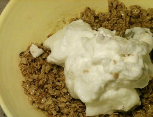 1. Этап. Овсяное печенье из овсяных хлопьев: Приступим к белкам. В сухой посуде взбиваем их миксером или в блендере на высокой скорости до загустения. Затем, смешиваем остывшие овсяные хлопья с яично-масляной смесью. Досыпаем муку. Перемешиваем. Вводим взбитые белки. Осторожными движениями приводим массу в однородное состояние.