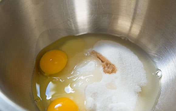 1. Этап. Печенье Шоколадные половинки: Отдельно взбейте яйца с ванилью и сахаром.