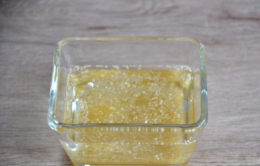 1. Этап. Торт Нежное облако: Пока выпекается бисквитный корж, замочите желатин в воде в соответствии с указаниями на упаковке.