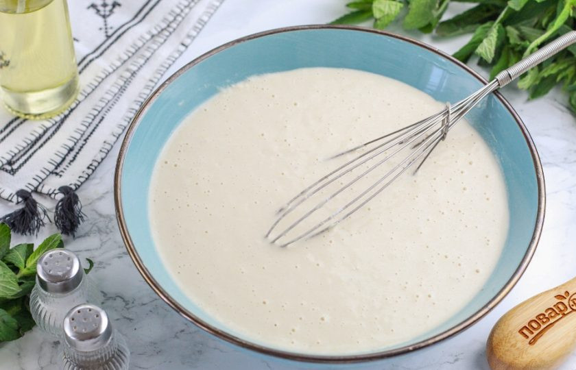 1. Этап. Хлеб в духовке: Чтобы мука отлично вмешалась в жидкость, лучше всего воспользоваться венчиком.