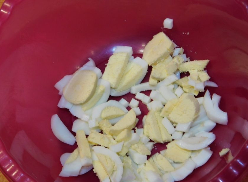 1. Этап. Салат с ветчиной и маринованными огурцами: Яйца нарежьте.