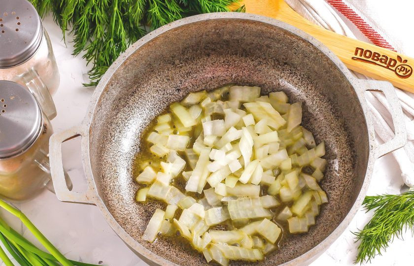 1. Этап. Сливочный соус без сливок: Очищенный и промытый лук нарежьте мелкими кубиками. Растопите в казане или на сковороде с высокими бортиками сливочное масло и выложите в него луковую нарезку.