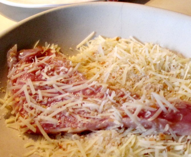 1. Этап. Телятина по-милански: Затем обваляйте его в панировке.