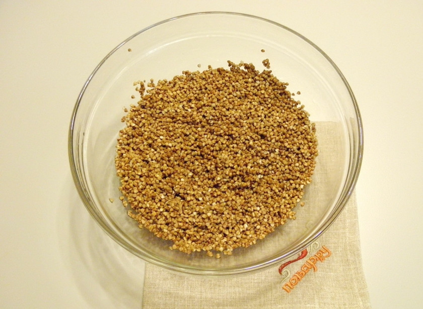 1. Этап. Курица с гречкой в мультиварке: Переберите крупу от мусора и порченных зерен. Промойте тщательно до чистой воды.