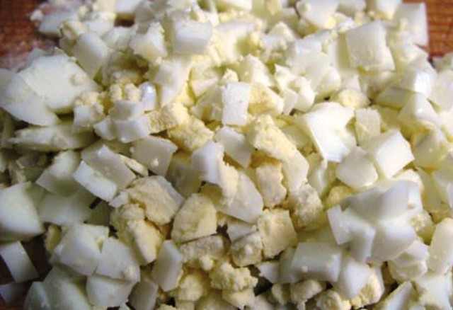 1. Этап. Простой салат из печени трески: Также нарежьте отваренный яйца и зелень.