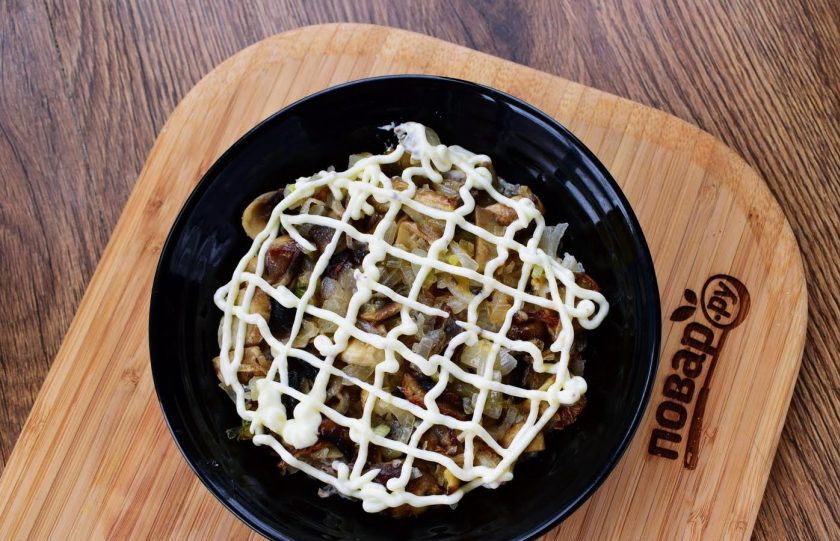 1. Этап. Салат Подсолнух: 4. Второй слой - Поджаренные грибы и лук, сверху сетка майонеза.