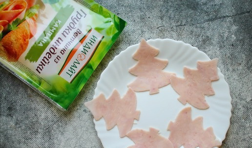 1. Этап. Горячие бутерброды Ёлочки: Из ветчины, у меня ветчина из грудки индейки 