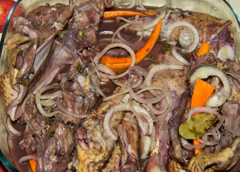 1. Этап. Жареный петух: Тушку петуха, промойте и обсушите. Разрежьте на 8 равных частей и уложите в глубокую емкость. Залейте петуха вином, добавьте колечки лука-шалота и морковь, очищенную и порезанную тонкими ломтиками. Также добавьте тимьян и лавровый лист, перемешайте и поставьте в холодильник мариноваться на сутки.