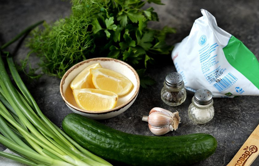 1. Этап. Летний суп на кефире: Подготовьте все ингредиенты. Помойте и обсушите зеленый лук, огурец, укроп и петрушку.