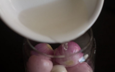 1. Этап. Маринованный шалот: 6. Влейте маринад в баночку, накройте крышкой.