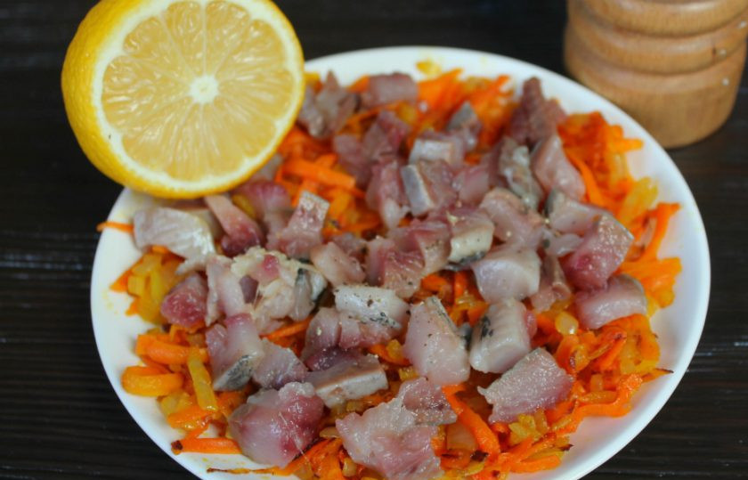 1. Этап. Литовский салат: Добавляем сок лимона и черный перец. Все перемешиваем.