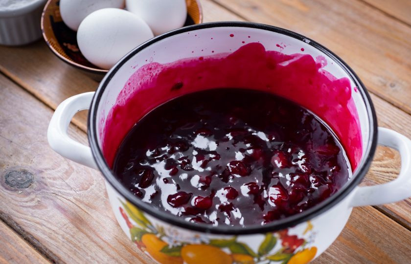 1. Этап. Пирог с замороженной вишней и безе: Снимите с плиты кастрюльку с загустевшей ягодной массой и немного охладите.