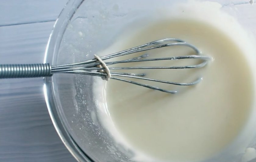 1. Этап. Пасхальное печенье в белковой глазури: 4. Приготовьте глазурь: яичные белки смешайте с сахарной пудрой с помощью венчика. Добавьте воду, лимонный сок и перемешайте.