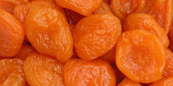 1. Этап. Каша из кураги: 1. Перед тем как приготовить кашу из кураги, необходимо сухофрукт тщательным образом промыть, замочив предварительно на 10-15 минут в холодной воде.