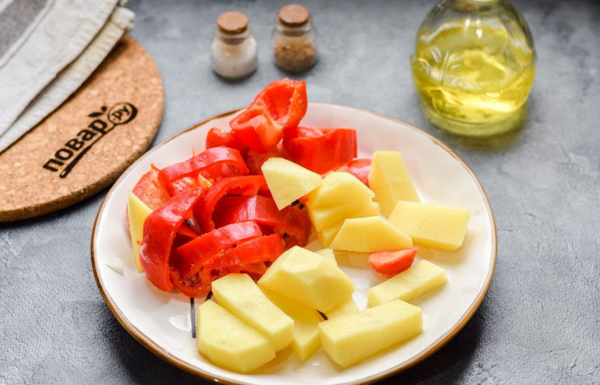 1. Этап. Шурпа с телятиной: Картофель очистите, нарежьте крупно. Нарежьте крупно помидоры и сладкий перец.