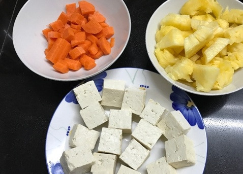 1. Этап. Тофу во фритюре с ананасом: Тофу, морковь и ананас нарезаем небольшими кусочками.