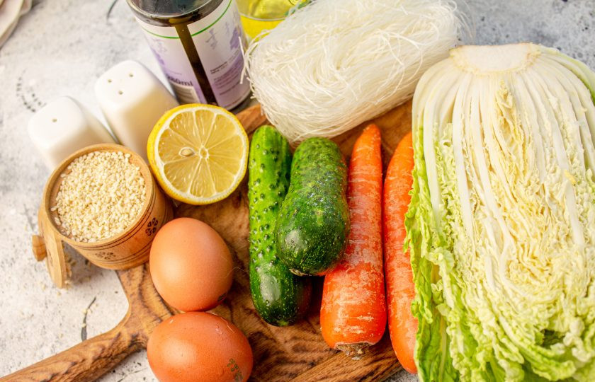 1. Этап. Салат по-китайски Харбинский: Подготовьте все необходимые ингредиенты для приготовления салата.