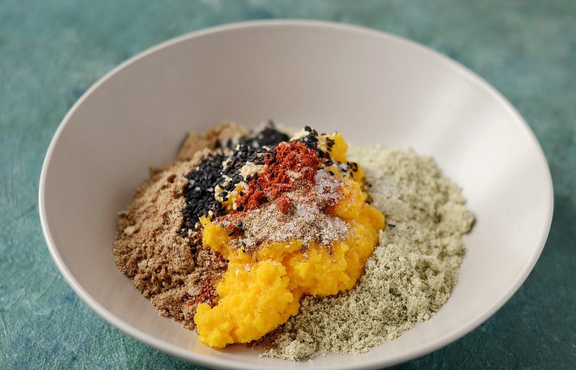 1. Этап. Льняные хлебцы с тыквой: Соедините лен, тыквенные семечки и тыкву. Добавьте кунжут, специи и соль.