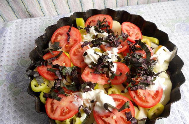 1. Этап. Запеченные овощи с фаршем: 3. Сверху же посыпаем блюдо измельченными перцами, помидорами, добавим специи,сметану и зелень по вкусу.