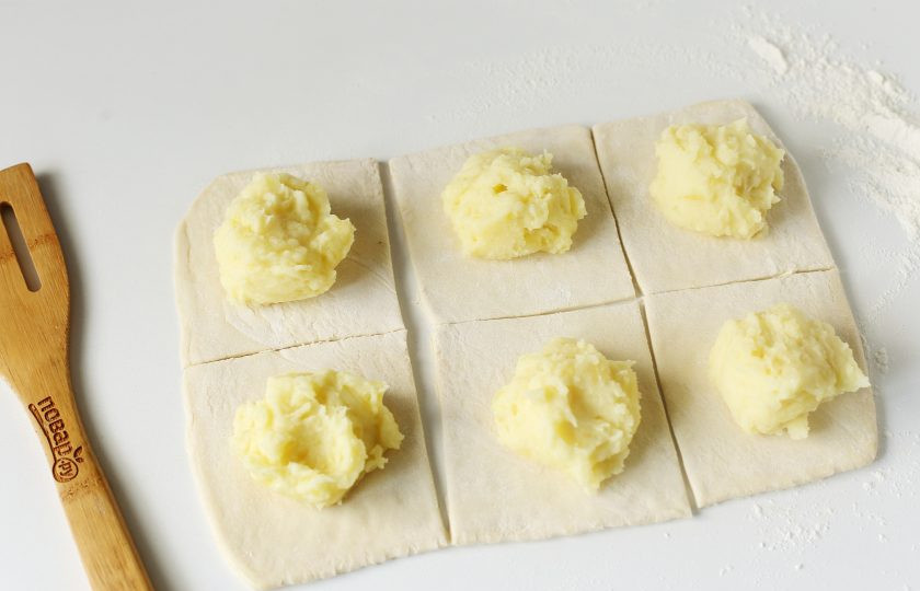 1. Этап. Конвертики с картошкой: Выложите по центру картофельную начинку.