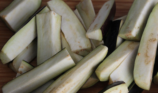 1. Этап. Баклажаны от Nigella Lawson: Баклажаны нарезать дольками. Если баклажаны мини, то просто пополам.