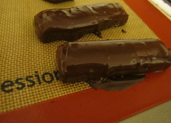 1. Этап. Конфеты: 7. Полейте конфеты шоколадом и сразу же отправьте в морозильную камеру.