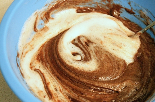 1. Этап. Бисквит с творожным кремом: С оставшимся сахаром взбейте до белой пены белки, введите их аккуратно в тесто.